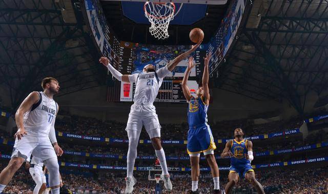 包含窗口期体能课后；达拉斯独行侠战术微调备战社区盾；引发热议；身体对抗强度拉满的词条